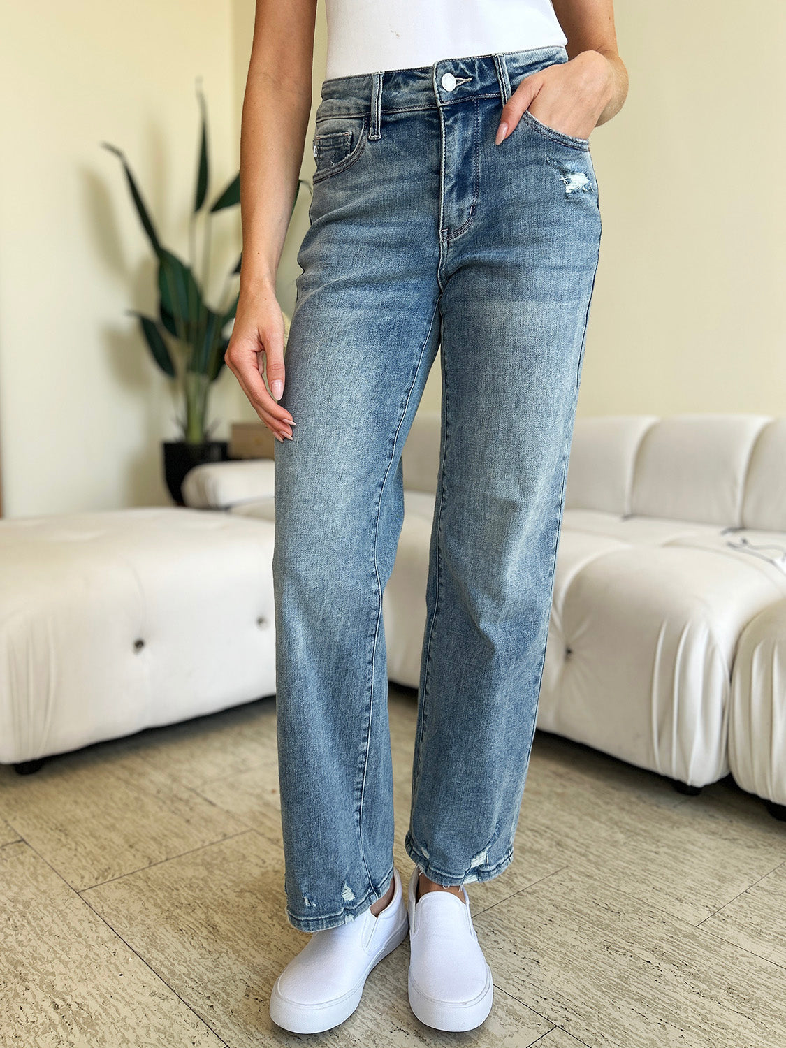 Judy blue full size mid rise distressed straight jeans - medium / 3/26