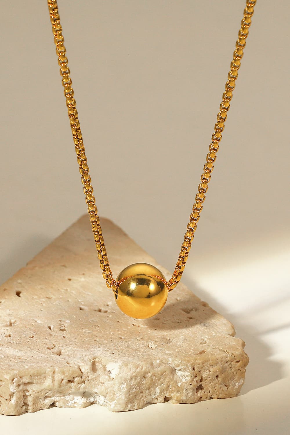 18k gold-plated round shape pendant necklace - gold / one size