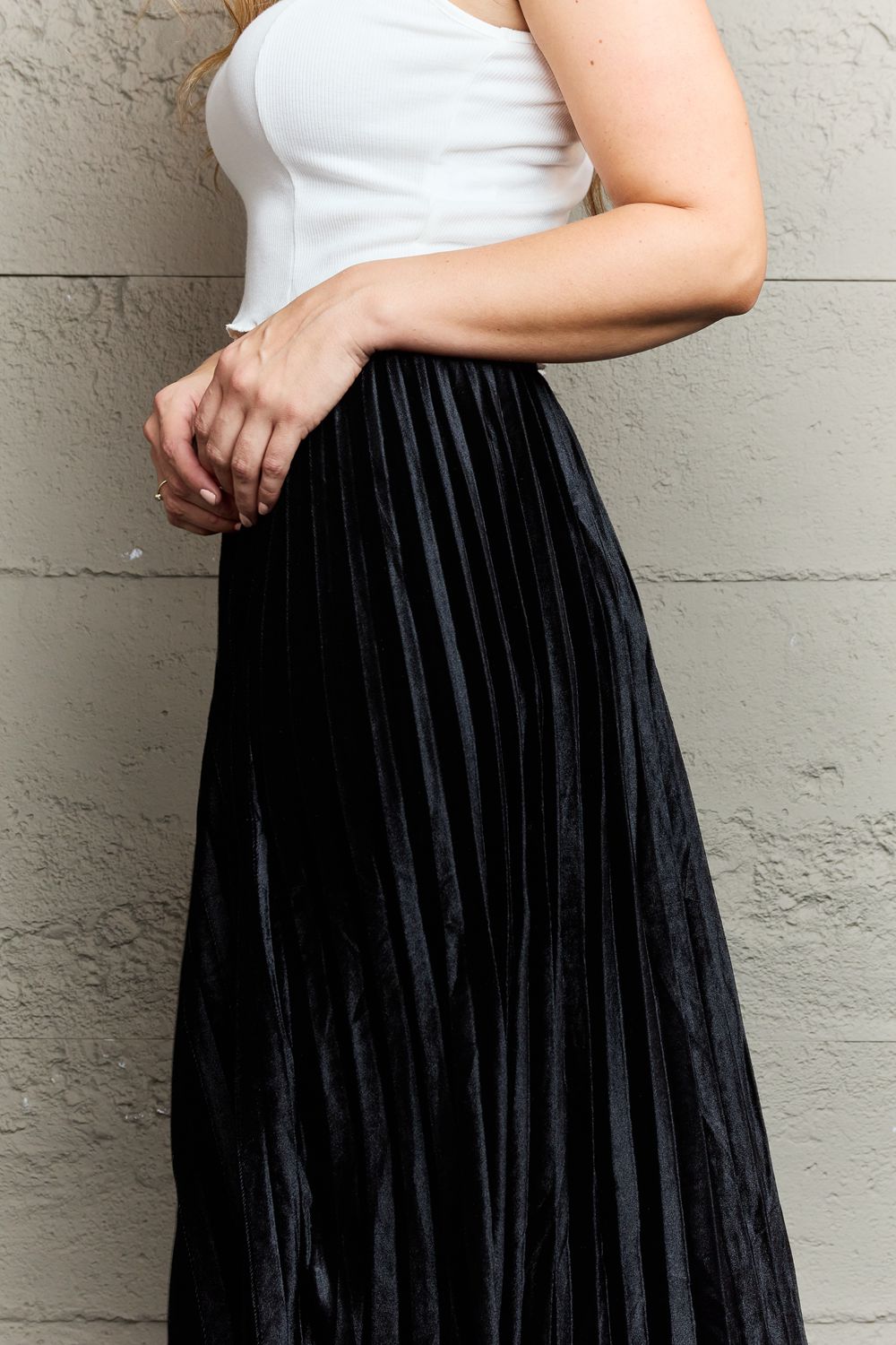 Ninexis accordion pleated flowy midi skirt - black / one size