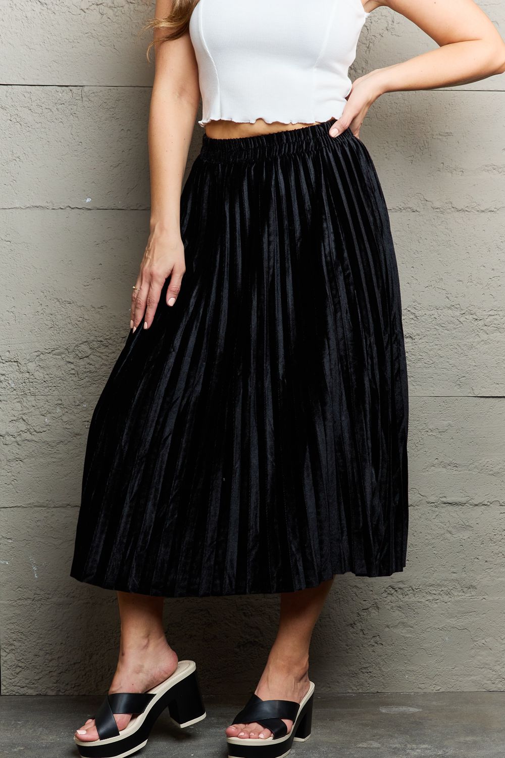 Ninexis accordion pleated flowy midi skirt - black / one size