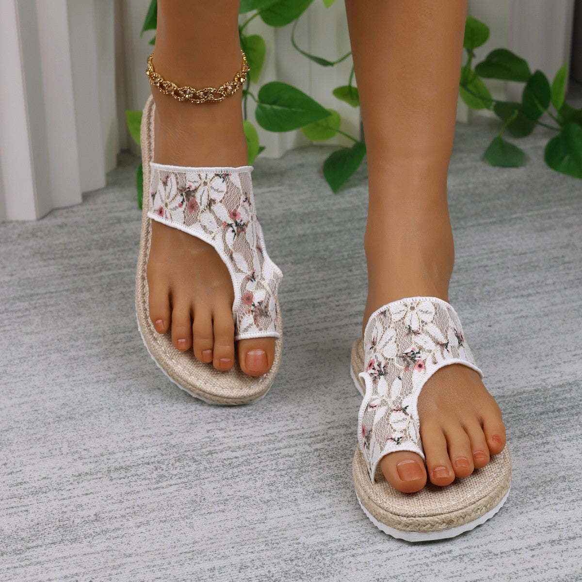 Flower toe post flat sandals